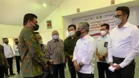 Ketua Dewan Komisioner OJK Wimboh Santoso didampingi Walikota Medan Bobby Afif Nasution melakukan peninjauan pelaksanaan kegiatan vaksinasi yang diselenggarakan di Aula H. Anif, Universitas Negeri Medan.