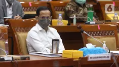 Mendikbudristek Nadiem Makarim mengikuti rapat kerja dengan Komisi X DPR di Kompleks Parlemen, Jakarta, Selasa (15/6/2021). Rapat membahas Rencana Kerja Pemerintah Kementerian/Lembaga (RKP K/L) dan Rencana Kerja Anggaran Kementerian/Lembaga (RKA K/L) tahun 2022. (Liputan6.com/Angga Yuniar)