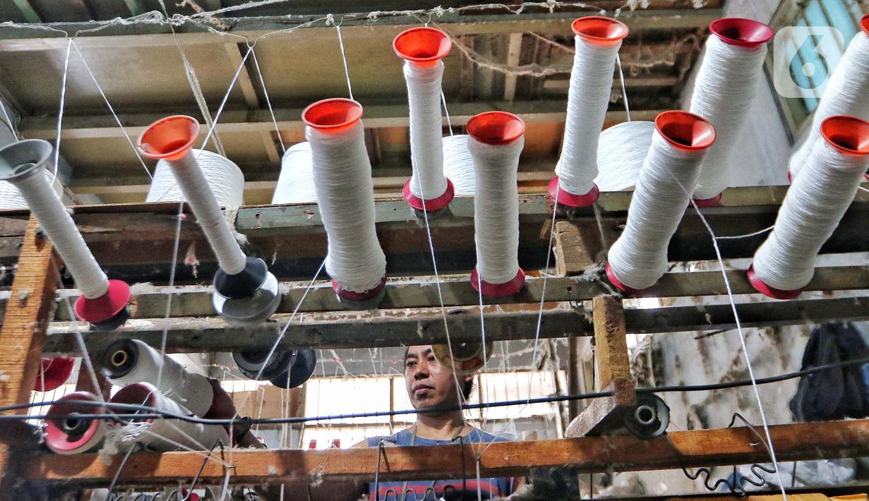 Seorang pekerja memintal benang di Kebayoran Lama, Jakarta, Kamis (19/1/2023). Kenaikan alokasi KUR ini juga membuat jatah KUR perbankan tumbuh signifikan tahun ini.  (Liputan6.com/Angga Yuniar)