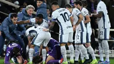 Sejumlah pemain Inter Milan dan Fiorentina tampak panik saat Insiden mengejutkan terjadi. Gelandang Fiorentina, Edoardo Bove, tiba-tiba kolaps di tengah pertandingan dan harus dilarikan ke rumah sakit. (AFP/Tiziani Fabi)