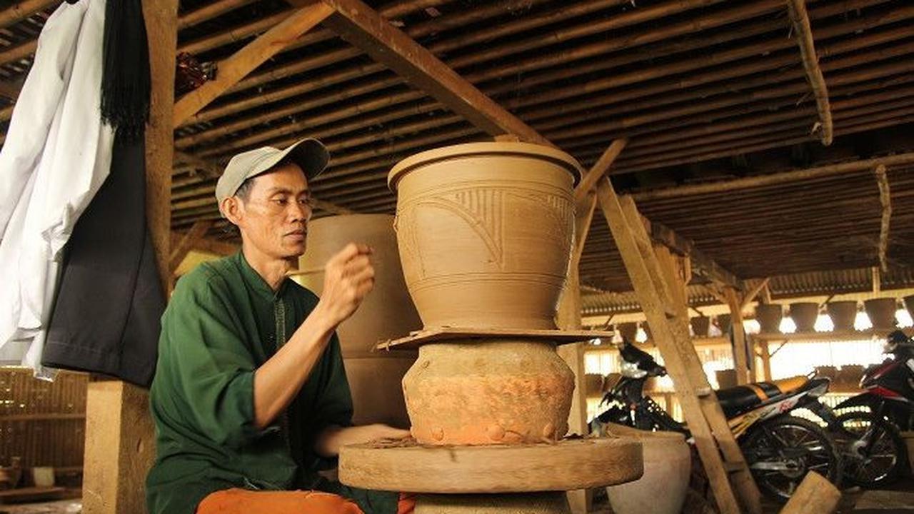 Keramik Purwakarta Bertahan di Tengah Kemajuan Zaman