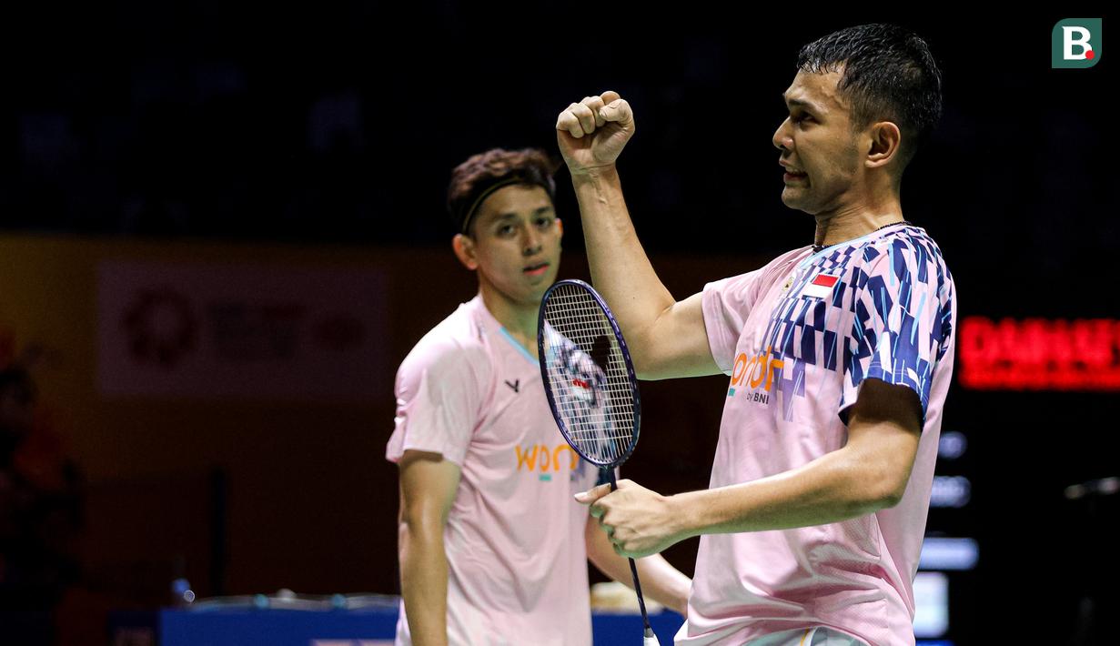 <p>Pebulu tangkis ganada putra Indonesia, Fajar Alfian/Muhammad Rian Ardianto melakukan selebrasi setelah menang atas pasangan China, Xie Hao Nan/Zeng Wei Han pada laga perempat final Indonesia Masters 2025 yang berlangsung di Istora Senayan, Jakarta, Jumat (24/01/2025). (Bola.com/Bagaskara Lazuardi)</p>