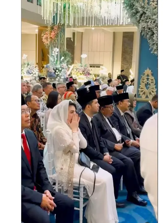 6 Potret Arumi Bachsin dan Emil Dardak di Pernikahan Anak Khofifah, Ikut Sapa Tamu