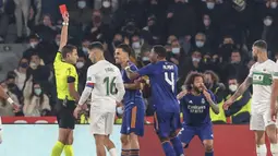 Pada menit ke-102, Real Madrid harus kehilangan Marcelo yang diganjar kartu merah usai menghentikan laju Tete Morente yang berpeluang mencetak gol. (AP/Alberto Saiz)