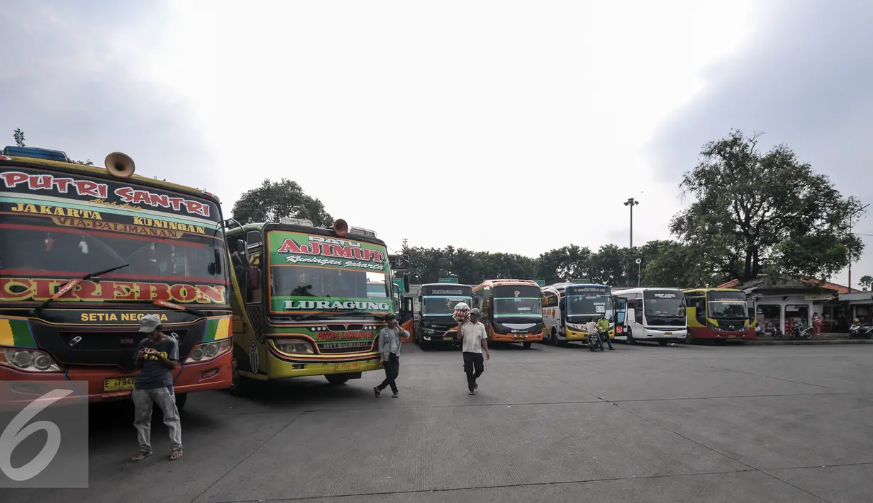 Sejumlah bus AKAP terparkir di Terminal Pulogadung, Jakarta, Selasa (19/7). Dinas Perhubungan dan Transportasi DKI, mengultimatum agar seluruh PO Bus AKAP di Terminal Pulogadung untuk pindah ke Terminal Pulogebang. (Liputan6.com/Yoppy Renato)