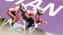 Pebalap sepeda Indonesia, Sri Sugiyanti dan Ni'mal Maghfiroh, saat beraksi pada Asian Para Games di Velodrome, Jakarta, Kamis (11/10/2018). Pasangan Indonesia ini meraih medali perak di nomor trek Individual Pursuit B putri. (Bola.com/M Iqbal Ichsan)