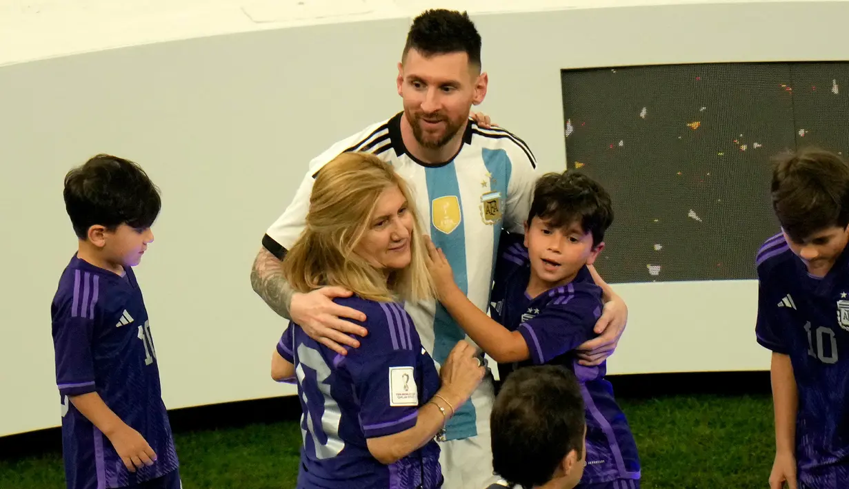 Pemain Argentina Lionel Messi bersama keluarganya merayakan kemenangan atas Prancis pada pertandingan sepak bola final Piala Dunia 2022 di Stadion Lusail, Lusail, Qatar, 18 Desember 2022. Argentina menang 4-2 atas Prancis melalui drama adu penalti setelah pertandingan berakhir imbang 3-3. (AP Photo/Francisco Seco)