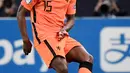 <p>Bek Belanda Tyrell Malacia memainkan bola selama pertandingan sepak bola semi final Kejuaraan UEFA U21 antara Belanda dan Jerman di Szekesfehervar, pada 3 Juni 2021. (AFP/ATTILA KISBENEDEK)</p>