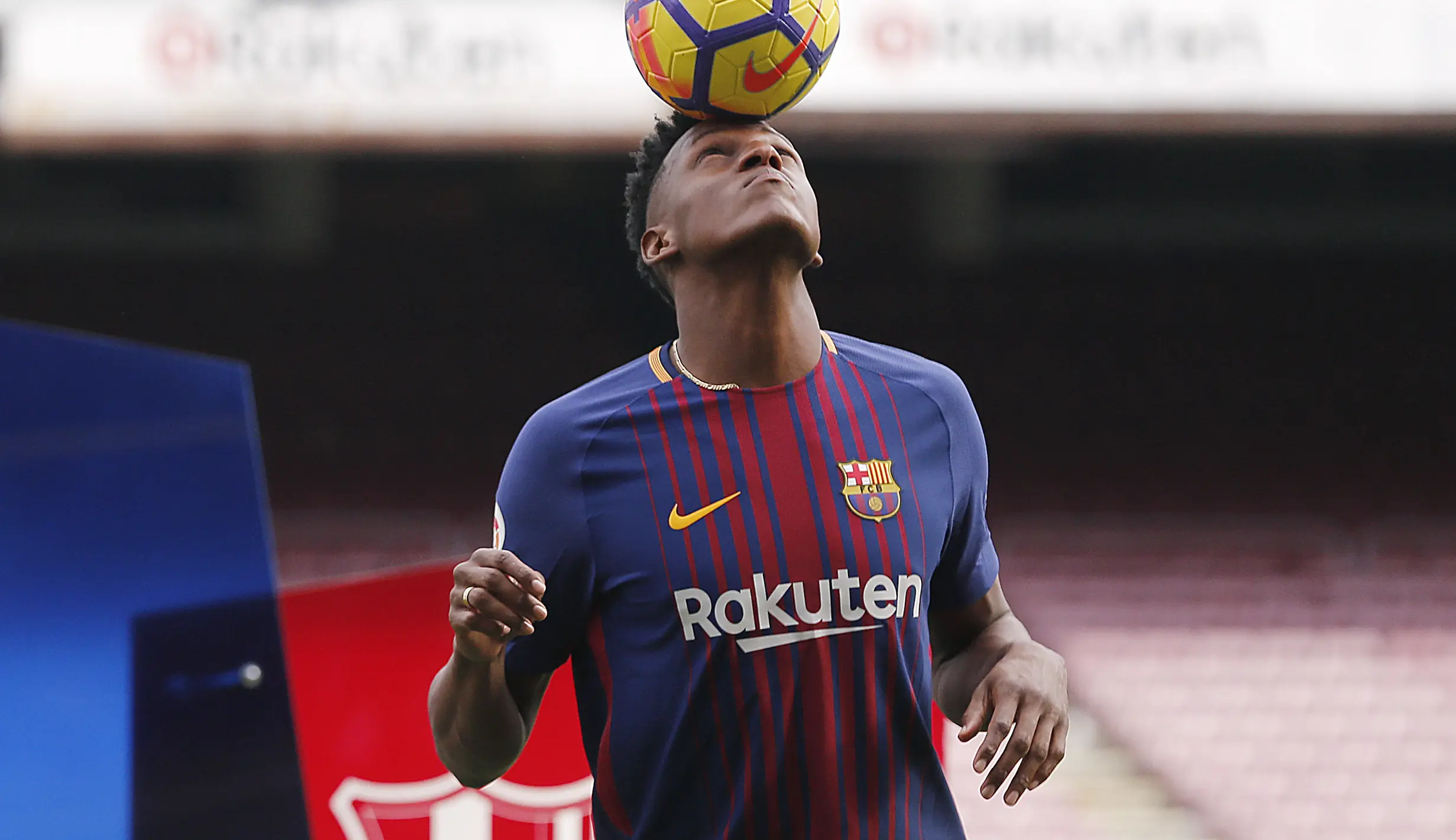 FOTO: Yerry Mina Unjuk Kebolehan Saat Perkenalannya di Camp Nou - Foto ...