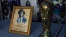 Sebuah altar dengan memorabilia dan tanda yang bertuliskan dalam bahasa Spanyol Jangan memiliki Tuhan lain di hadapanmu, diletakkan di Gereja Maradona di San Andres Cholula, negara bagian Puebla, Meksiko, Minggu (18/7/2021). (AP Photo/Marco Ugarte)
