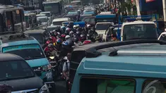 Pembokaran Ruko di Jalan Jatinegara Barat sebabkan kemacetan, Jakarta, Rabu (27/8/2014) (Liputan6.com/Faizal Fanani)