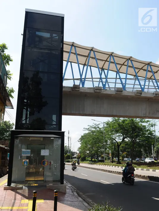 Kendaraan melintas di kawasan jembatan penyeberangan orang (JPO) Sumarno, Jakarta, Kamis (10/1). Lift JPO Sumarno sudah bisa digunakan. Lift JPO Sumarno bisa digunakan setiap jam 08.00-16.00. (Liputan6.com/Herman Zakharia)