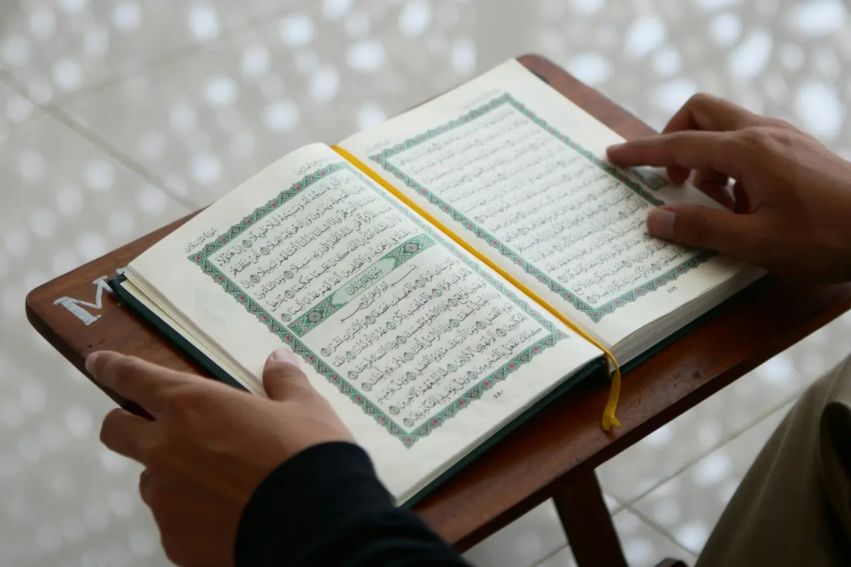 Ilustrasi membaca Al-Qur'an