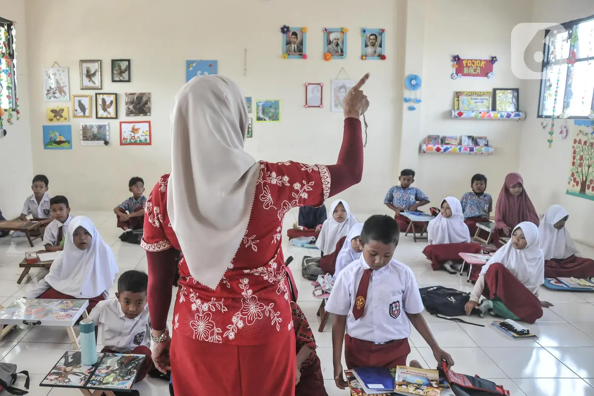 Duka Murid Belajar Tanpa Meja dan Kursi di SDN Mekarsari 05