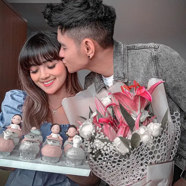 Rayakan Anniversary Pernikahan, Ini 6 Potret Manis Aditya Suryo dan Nessa Salvyana