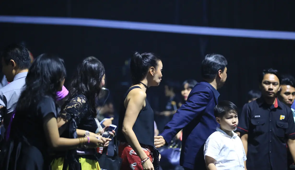 "Kalau Arielnya kayak gini (Gilang Dirga), Sophia Latjuba masih mau nggak ya," celetuk Andhika dengan candaan. (Adrian Putra/Bintang.com)