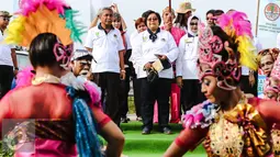 Menteri Lingkungan Hidup dan Kehutanan Siti Nurbaya disambut tarian daerah pada kegiatan penanaman 300 pohon di Intercharge Subang KM. 109 Tol Cipali, Sabtu (19/3). (Liputan6.com/Fery Pradolo)