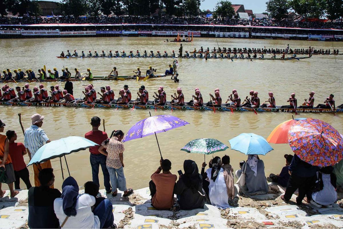 Foto: Aksi Penari Cilik Dika Warnai Semarak Pacu Jalur di Sungai Kuantan