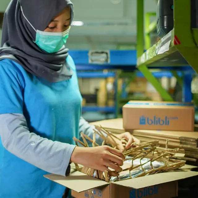 Wrapping paper digunakan untuk menjadi filler material pengganti bubble wrap di dalam kemasan Blibli.
