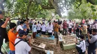 Para petinggi Pondok Modern Darussalam Gontor Ponorogo Jatim didampingi ayah santri Gontor AM, saat berziarah ke makam AM, di TPU Sei Selayur Palembang Sumsel (Liputan6.com / Nefri Inge)