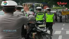 Selain diberi ceramah, pelanggar lalu lintas yang lain justru diberi seperangkat alat salat.