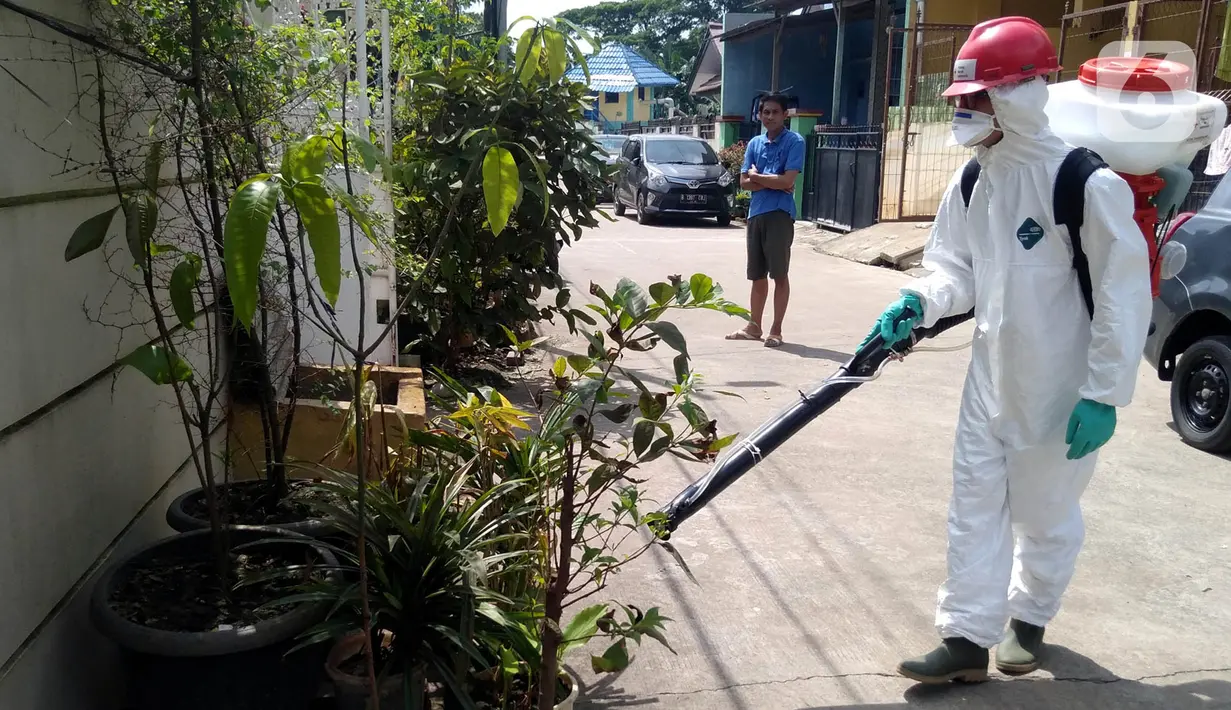 Petugas Palang Merah Indonesia (PMI) Kota Tangerang melakukan penyemprotan Desinfektan di Perumahan Pondok Arum, Karawaci, Tangerang, Rabu (29/1/2020). Penyemprotan dilakukan untuk mencegah bakteri dan  virus yang diakibatkan dari lingkungan yang kotor dari bekas banjir. (merdeka.com/Arie Basuki)