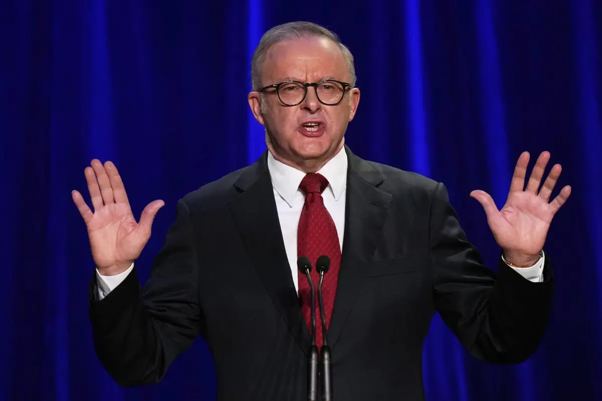 PM Anthony Albanese menang pemilu Australia. Ia menjadi pemimpin Australia pertama yang terpilih berturut-turut untuk periode kedua pada Sabtu 3 Mei 2025. (AP/Rick Rycroft)