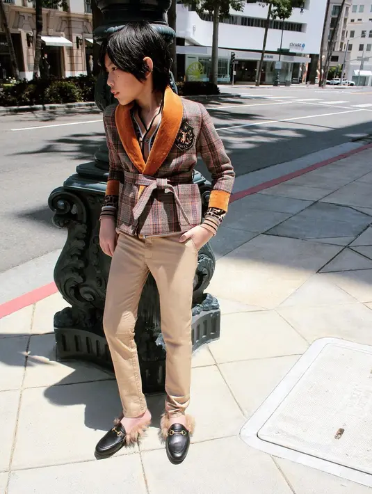 Look para jagoan matematika yang biasanya dijuluki nerd dipatahkan oleh kakak-adik yang super-stylish ini. (Foto: Instagram @winnie_mischkaaoki)