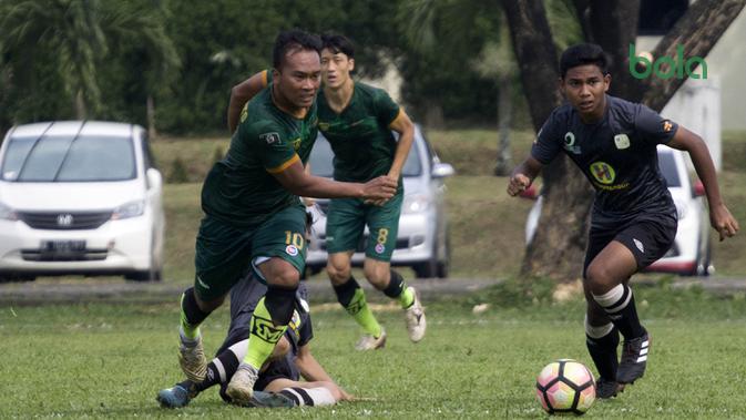 Gelandang PS Tira, Wawan Febrianto, mengejar bola saat melawan Barito Putera pada laga persahabatan di Lapangan Bais, Bogor, Kamis (22/2/2018). PS Tira kalah 1-2 dari Barito Putera. (Bola.com/Asprilla Dwi Adha)