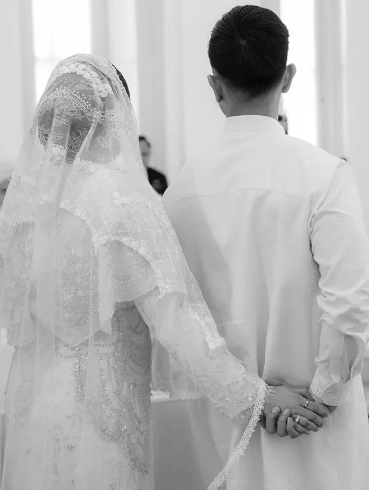 Romantisnya Kaesang Pangarep dan Erina Gudono meski foto diambil dari belakang. Tak disangka, dalam hitungan bulan mereka akan resmi menjadi orangtua.