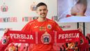 Persija Jakarta mendatangkan pemain asing kelimanya, Oliver Bias dalam skuad Macan Kemayoran di BRI Liga 1 musim 2023/2024. Bertempat di Persija Store, Kuningan, Jakarta Selatan, Kamis (27/7/2023) pemain baru asal Filipina tersebut menandatangani kontrak peminjaman selama setahun dari klub asal Republik Ceska, Pribram FC dengan opsi permanen di musim berikutnya jika tampil sesuai ekspektasi. (Bola.com/Abdul Aziz)