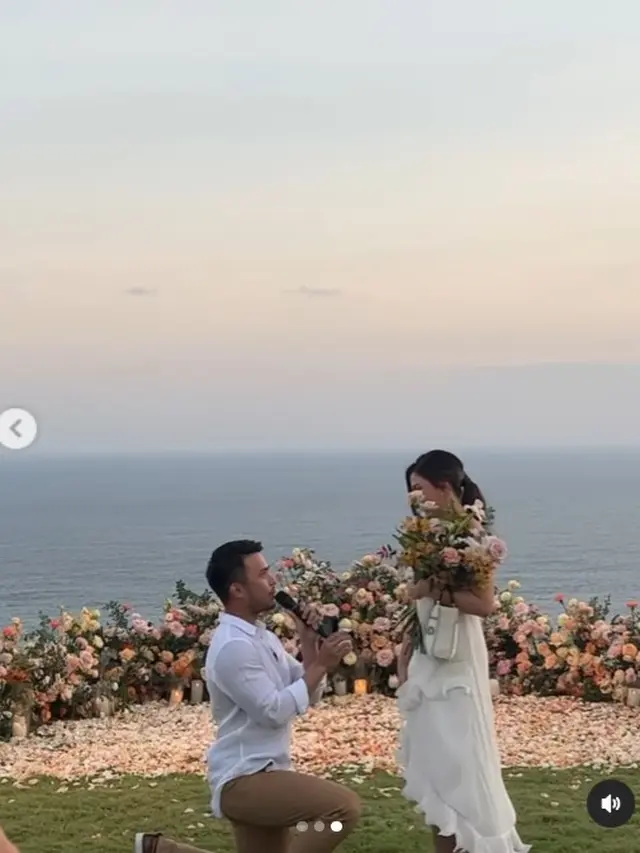 Yakup Hasibuan tiba-tiba bernyanyi lagu "Teman Hidup" dan bersimpuh di hadapan Jessica Mila untuk memberikan sebuah kotak berisi cincin dan melamar sang aktris. (Instagram @vidialdiano)