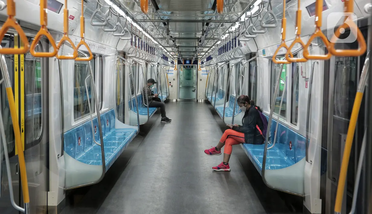 Suasana sepi di dalam Moda Raya Terpadu (MRT) di Jakarta, Minggu (24/5/2020). Di tengah pandemi virus corona COVID-19, pengguna MRT terpantau sepi dan tak seperti libur Lebaran sebelumnya. (Liputan6.com/Johan Tallo)