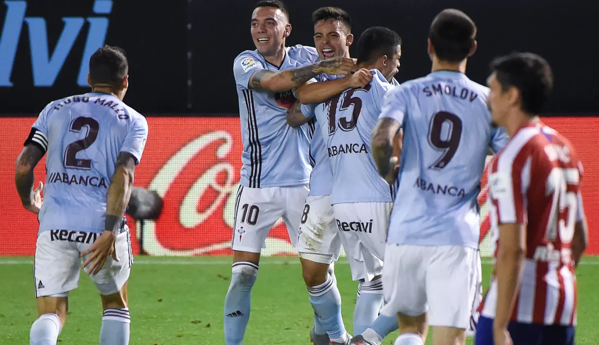 Pemain Celta Vigo merayakan gol yang dicetak Fran Beltran ke gawang Atletico Madrid pada laga lanjutan La Liga di Abanca-Balaidos, Rabu (8/7/2020) dini hari WIB. Atletico Madrid ditahan imbang 1-1 oleh Celta Vigo. (AFP/Miguel Riopa)