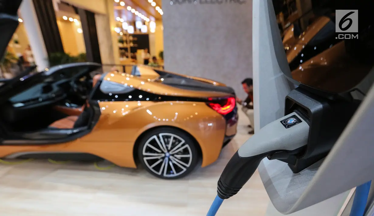Teknologi fast charging pada mobil listrik BMW i8 Roadster dipamerkan dalam GIIAS 2019 di ICE BSD, Tangerang, Jumat (19/7/2019). Konsumsi bahan bakar gabungan dalam siklus pengujian kendaraan plug in hybrid adalah 47,6 km/liter, ditambah 14.5 kWh energi listrik per 100 km. (Liputan6.com/FeryPradolo)