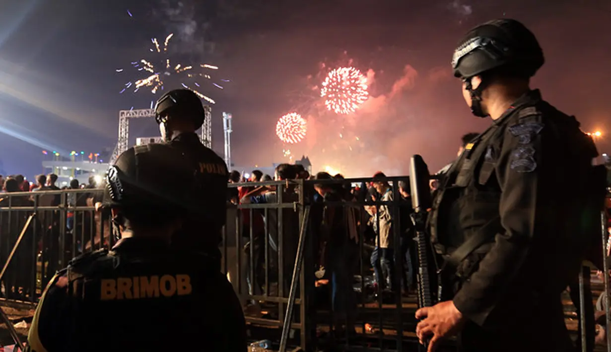 Menyambut tahun baru 2018 tadi malam, Sandiaga punya cara tersendiri dalam memberikan ucapan selamat kepada warganya. Bukan kata-kata biasa, namun Sandiaga mengucapkannya dengan menggunakan pantun. (Deki Prayoga/Bintang.com)