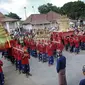 Sejumlah abdi dalem membawa gunungan Grebeg Syawal Keraton Yogyakarta di halaman Masjid Gede Kauman, (29/7/2014). (ANTARA FOTO/Andreas Fitri Atmoko)