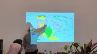 Direktur KKI Warsi, Rudi Syaf menunjukkan peta rusaknya tutupan hutan di Sumbar. (Liputan6.com/ Novia Harlina)