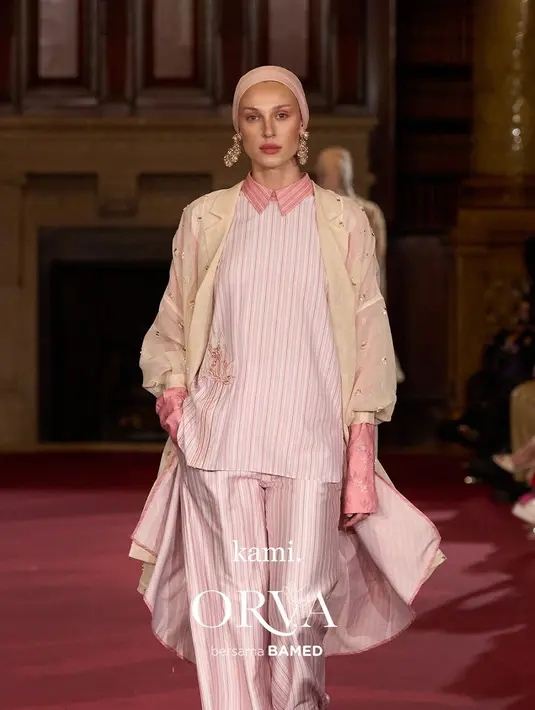 Detailed craftsmanship juga menjadi ciri khas KAMI. Hal itu terlihat dari bagaimana motif bunga Rain Lily dieksplorasi dalam permainan material yang kaya. [Dok/Kami]