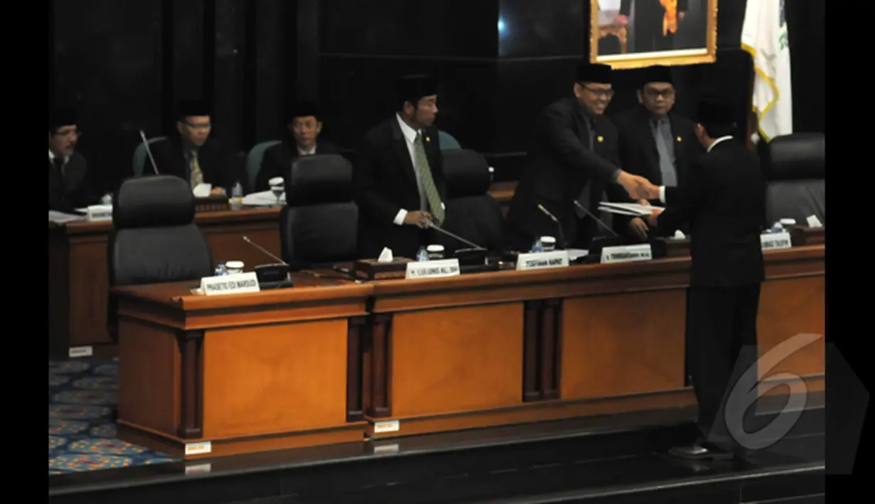 Gubernur DKI Basuki Tjahaja Purnama bersalaman dengan anggota DPRD DKI usai memberikan Penjelasan saat rapat paripurna terhadap Raperda tentang APBD TA 2015 di Gedung DPRD DKI, Jakarta, Selasa (20/1/2015). (Liputan6.com/Herman Zakharia)