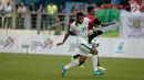 Stiker timnas Indonesia U-22, Marinus Mariyanto berusaha merebut bola dari pemain Timor Leste pada laga penyisihan grup B SEA Games 2017 di Stadion Selayang, Selangor, Minggu (20/8). Indonesia menang 1-0 atas Timor Leste (Liputan6.com/Faizal Fanani)