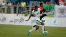 Stiker timnas Indonesia U-22, Marinus Mariyanto berusaha merebut bola dari pemain Timor Leste pada laga penyisihan grup B SEA Games 2017 di Stadion Selayang, Selangor, Minggu (20/8). Indonesia menang 1-0 atas Timor Leste (Liputan6.com/Faizal Fanani)