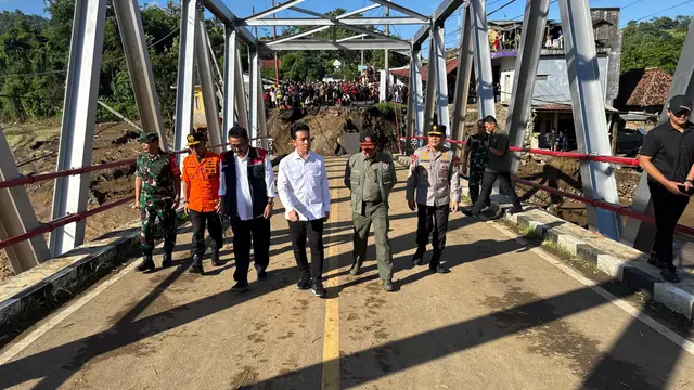 Gibran Tinjau Banjir di Sukabumi