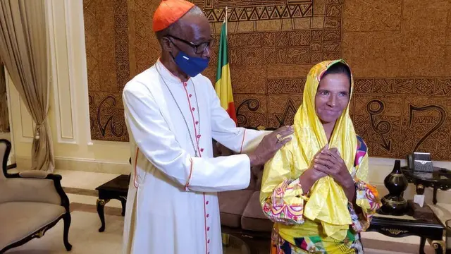 Gloria Cecilia Narvaez (kanan) bersama presiden sementara Mali Assimi Goita.
