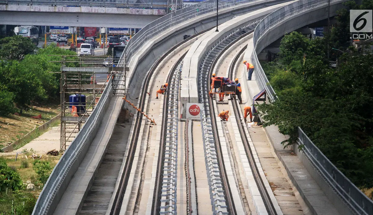 Pekerja menyelesaikan pembangunan LRT (Light Right Transit) Jabodebek di Kawasan Kampung Makasar, Jakarta, Sabtu (26/10/2019). Progres lintas Cawang-Cibubur selesai 85,28 persen, Cawang-Dukuh Atas 55,91 persen, dan Cawang-Bekasi Timur 53,84 persen.(Liputan6.com/JohanTallo)
