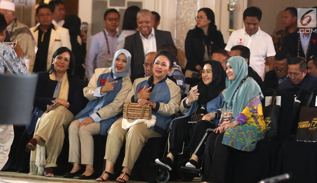 Politikus Partai Berkarya Siti Hediati Hariyadi atau Titiek Soeharto (tengah) didampingi Nur Asia Uno dan Rachmawati Soekarnoputri saat memberi dukungan dalam debat keempat Pilpres 2019 di Hotel Shangri-La, Jakarta, Sabtu (30/3). (Liputan6.com/JohanTallo)
