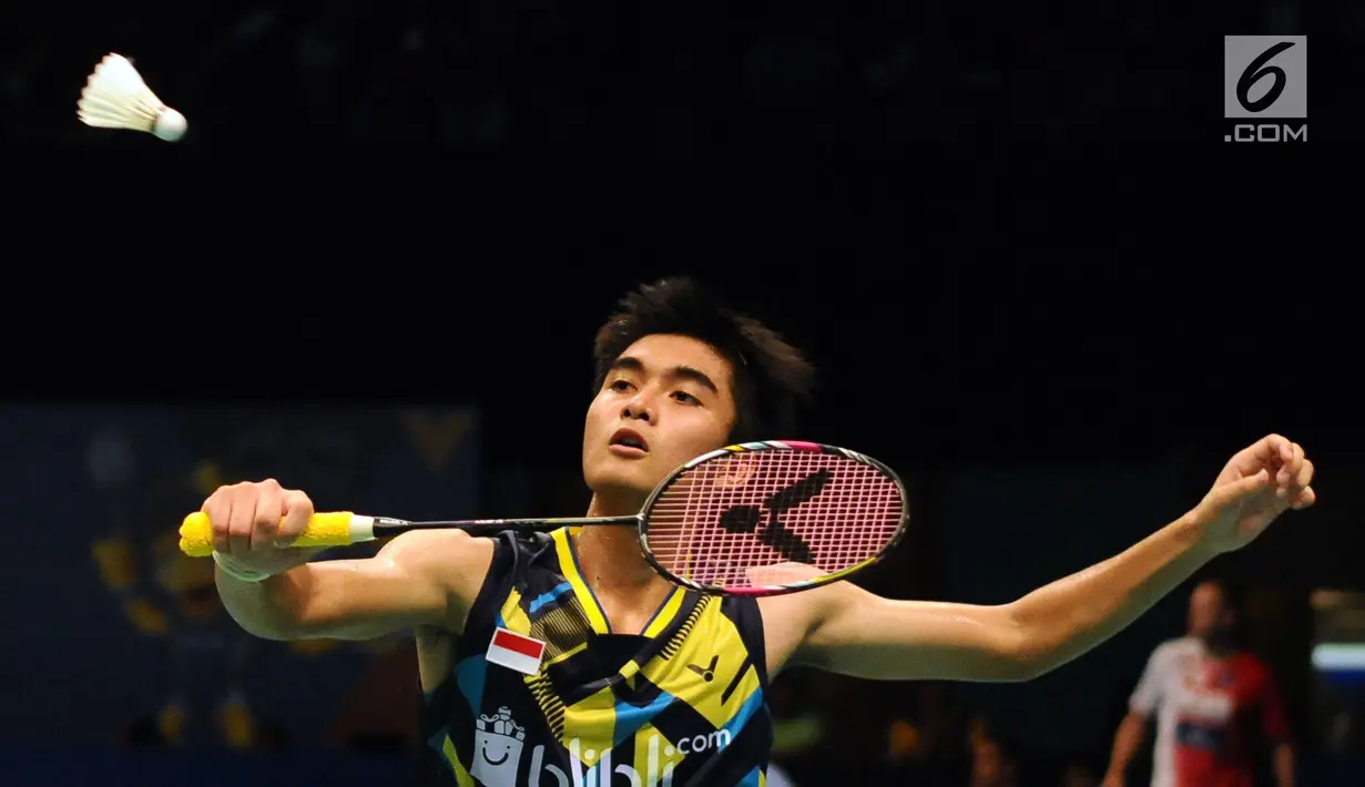 Pebulutangkis Indonesia, Panji Ahmad Maulana mengembalikan kok ke arah pemain Thailand, Suppanyu Avihingsanon di Kualifikasi Indonesia Open 2017 di Jakarta Convention Centre, Senin (12/6). Panji unggul 21-17, 21-17. (Liputan6.com/Helmi Fithriansyah)