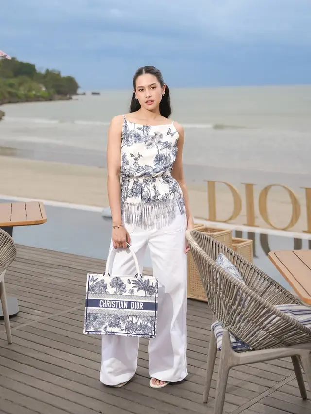Maudy Ayunda Tampil Santai nan Mewah dengan Tas Rp62 Juta-an di Dioriviera Bali, Jadi Inspirasi Gaya Liburan Tropis