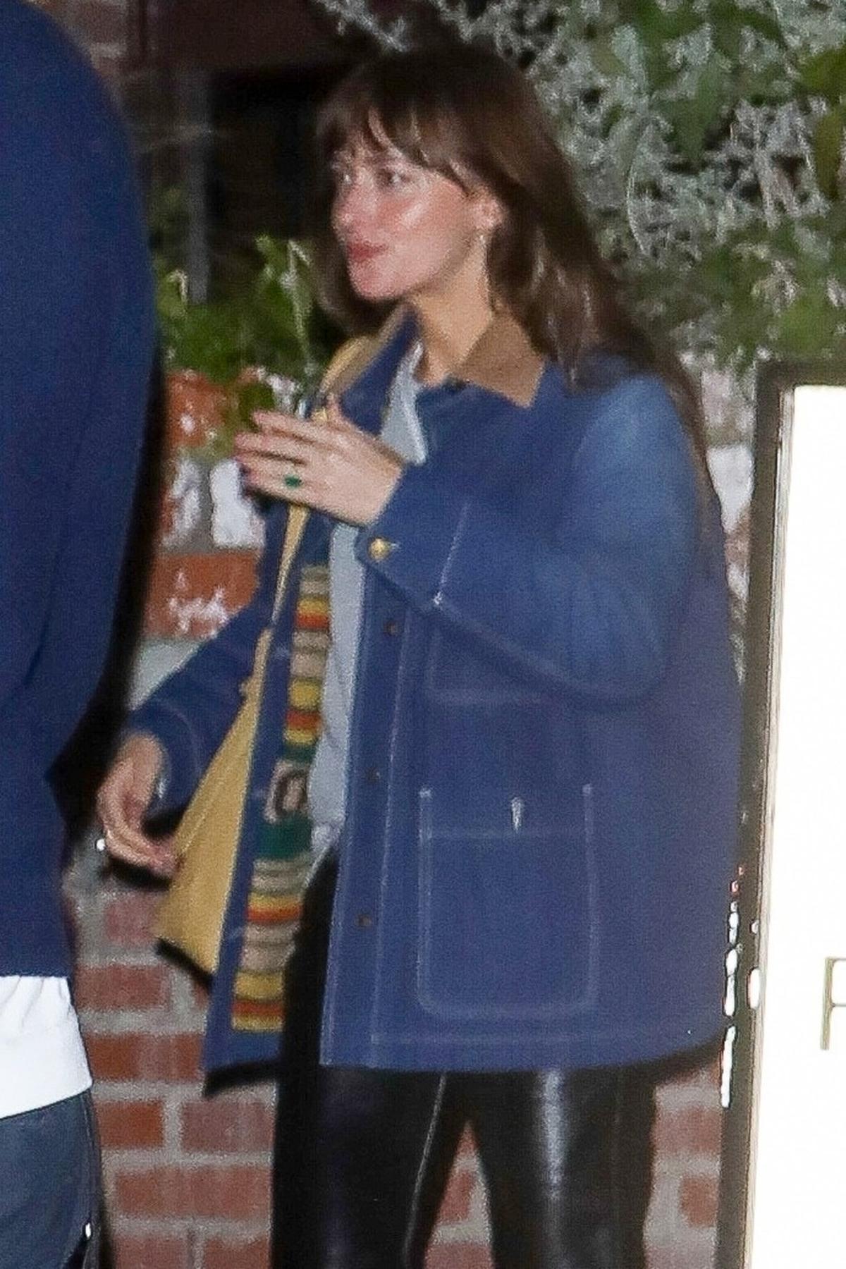 Dalam wawancara terbaru dengan Bustle, Dakota Johnson memberikan komentar yang jarang dilakukannya mengenai kehidupan pribadinya.