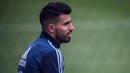 Sergio Aguero tengah berlatih bersama timnas Argentina pada sesi latihan jelang melawan Peru pada kualifikasi Piala Dunia 2018 di Lima, Peru (4/10/2016). (AFP/Ernesto Benavides)